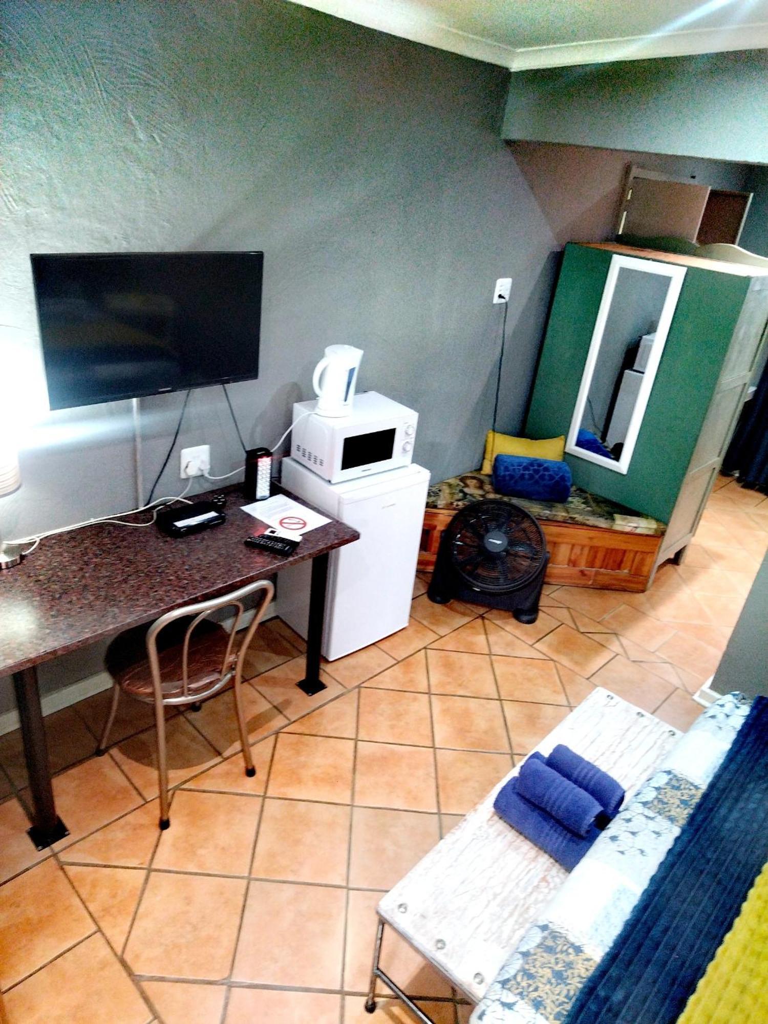 Africas Eden Guesthouse Mookgophong Bagian luar foto